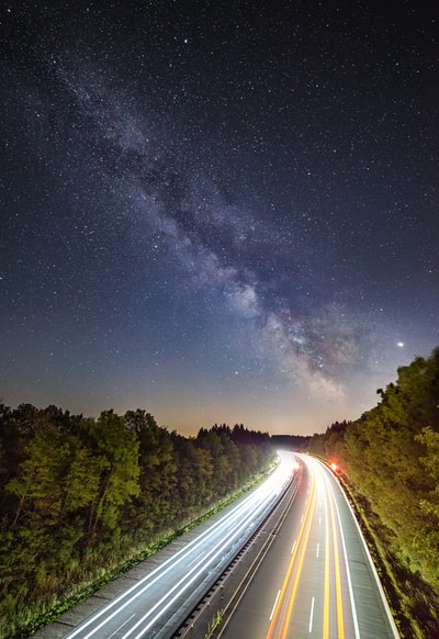 时间失效摄影的车辆在夜间道路
